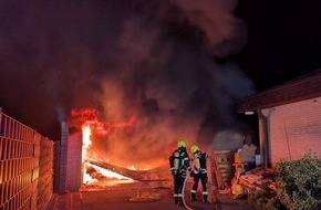 Feuerwehr Bergheim: FW Bergheim: Feuerwehr löscht Garagenbrand in Bergheim PKW rechtzeitig ins Freie gefahren - Einsatz nach zwei Stunden beendet