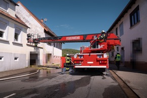 FW LK Neunkirchen: Brand auf Garagendach - Feuerwehr verhindert Schlimmeres