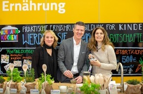 Sarah Wiener Stiftung: Ernährungsinitiative der BARMER und Sarah Wiener Stiftung / Jede fünfte Kita in Nordrhein-Westfalen kann kochen
