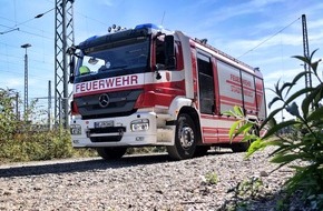Feuerwehr Neuss: FW-NE: Brennender Holzstapel beschäftigt die Feuerwehr in Holzheim | Ein Radlader des THW unterstützt