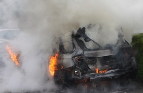 Kreispolizeibehörde Höxter: POL-HX: Geparktes Auto gerät in Brand