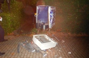 Polizei Duisburg: POL-DU: Neudorf: Duo sprengt Zigarettenautomat und flüchtet auf Rädern