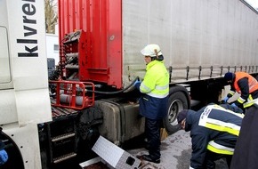 Feuerwehr Essen: FW-E: Essen-Bergerhausen, Ruhrallee Höhe Töpferstraße Richtung Süden, 23.02.2017, 11.40 Uhr