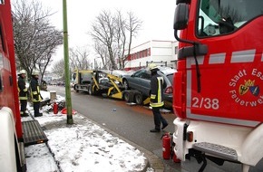 Feuerwehr Essen: FW-E: Mercedes-Kombi fährt Autotransporter hinauf, Fahrer unverletzt