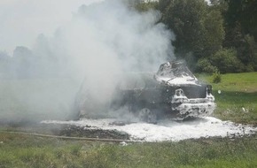 Polizeiinspektion Cuxhaven: POL-CUX: PKW brennt auf Wiese in Hymendorf vollständig aus - Fahrzeugführer und starkem Alkoholeinfluss und ohne Führerschein unterwegs (Lichtbild in der Anlage)