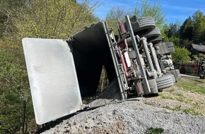 Kreispolizeibeh&ouml;rde Oberbergischer Kreis: POL-GM: Lkw kippt beim Entladen um - Fahrer leicht verletzt