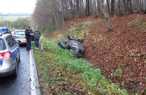 Polizeiinspektion Hameln-Pyrmont/Holzminden: POL-HOL: Lob der Polizei an die Verkehrsteilnehmer im Landkreis: Ruhige Verkehrslage trotz Wintereinbruch - Nur geringe Sachschäden -