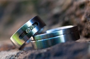 Warenzeichenverband Edelstahl Rostfrei e.V.: Trau Dich: Verliebt, verlobt, verheiratet / Eheringe aus Edelstahl Rostfrei für immer und ewig (BILD)