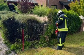 Freiwillige Feuerwehr Aurich: FW-AUR: Heckenbrand abgel&ouml;scht / Feuerwehr r&auml;t zu Vorsicht