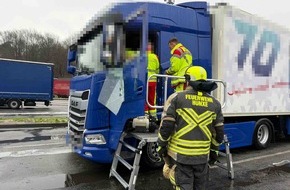 Freiwillige Feuerwehr H&uuml;nxe: FW H&uuml;nxe: Lkw-Fahrer aus Fahrerhaus gerettet