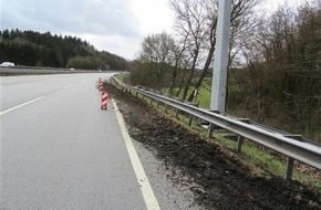 Polizeipräsidium Trier: POL-PPTR: Unbekannter Sattelzugfahrer beschädigt Leitplanke auf A 1 und flüchtet