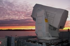 Presse- und Informationszentrum Marine: Deutsche Marine - Bilder der Woche: Flugkörper-Startgerät in der Morgendämmerung - Waffensystem wurde erweitert