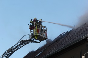 FW LK Leipzig: Dachstuhlbrand auf einem 3-Seitenhof in Döben bei Grimma.