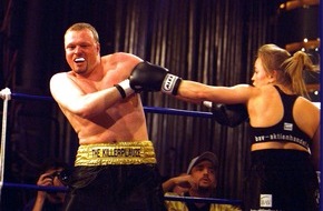 ProSieben: Das Comeback des Jahres in der Kölnarena: "Die Rückkehr der Killerplauze" in der "McFit Fight Night" auf ProSieben / Stefan Raab boxt Regina Halmich