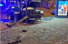 Feuerwehr München: FW-M: Auto fährt in Tramhaltestelle (Maxvorstadt)