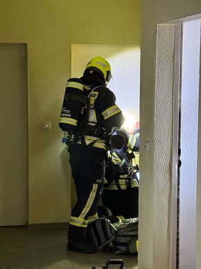 Feuerwehr MTK: Wohnungsbrand in Okrifteler Hochhaus - Mehrere Menschen und Tiere gerettet