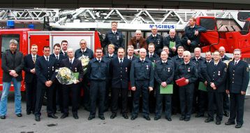 Feuerwehr Essen: FW-E: Essens Stadtkämmerer Lars Martin Klieve ehrt 24 Feuerwehrmänner für langjährige Pflichterfüllung