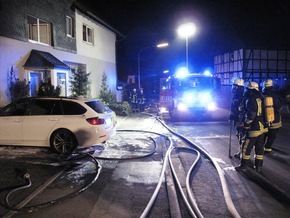 FW-AR: PKW-Brand greift in Arnsberg-Müschede auf Wohngebäude über