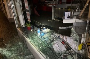 Polizei Rheinisch-Bergischer Kreis: POL-RBK: Wermelskirchen - Schaufensterscheibe mit Gullydeckel eingeworfen