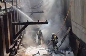 Feuerwehr München: FW-M: Baumaterial in Brand (Bogenhausen)