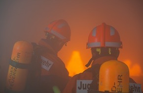 Feuerwehr Ratingen: FW Ratingen: Fünf Einsätze in 24 Stunden: Ereignisreicher Berufsfeuerwehrtag der Jugendfeuerwehr geht zu Ende