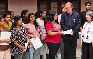 Schwesternschaft M&uuml;nchen vom BRK e.V.: PM / / M&uuml;nchner Rotkreuzschule gewinnt indische Pflegeauszubildende