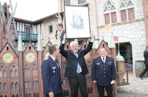 Landesfeuerwehrverband Schleswig-Holstein: FW-LFVSH: Peter Harry Carstensen in Kohle verewigt