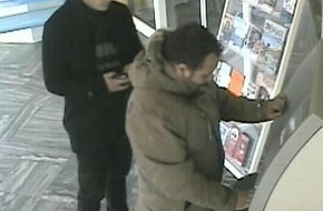 Polizeiinspektion Nienburg / Schaumburg: POL-NI: Wer kennt die Geldabheber? -Bilder im Download-