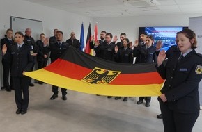 Bundespolizeidirektion Sankt Augustin: BPOL NRW: Vereidigung von 29 neuen Kolleginnen und Kollegen - Erfreulicher Personalzuwachs bei der Bundespolizei am Flughafen Düsseldorf