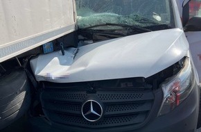 Polizei Bielefeld: POL-BI: Unfall auf der A 2: Transporter von Sattelzug mitgezogen