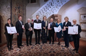 F&uuml;rstentum Liechtenstein: Medienmitteilung aus dem F&uuml;rstenhaus - Ordensverleihung auf Schloss Vaduz