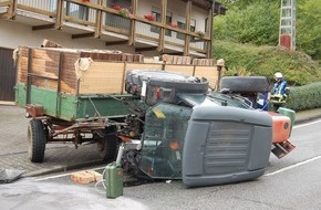 Polizeipräsidium Westpfalz: POL-PPWP: Traktor kippt um
