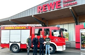 FFW Gemeinde Schwalmtal: FFW Schwalmtal: Pfandbon-Sammelaktion von REWE Stücken in Amern: 1.300 Euro für die Feuerwehr Schwalmtal gespendet