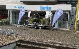 Polizeidirektion Hannover: POL-H: Zeugenaufruf: Unbekannte entwenden auffälligen Foodtruck-Anhänger im Bereich Hemmingen