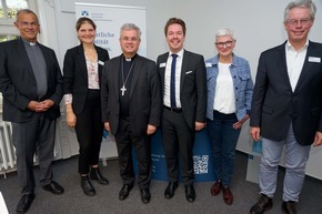 Einrichtungen mit christlichem Profil - Erzbischof Dr. Udo Markus Bentz besucht in Dortmund Caritas, St. Paulus Gesellschaft, das Institut für christliche Organisationskultur und spricht am Abend im Mallinckrodt-Gymnasium