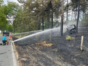 Feuerwehr Weeze: Gemeldeter Fahrzeugbrand greift auf Böschung und Wald über