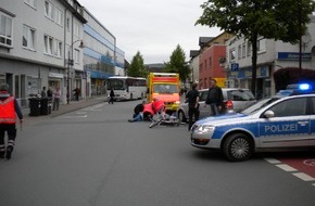 Polizeiinspektion Hameln-Pyrmont/Holzminden: POL-HOL: Verkehrsunfall Holzminden - Bahnhofstraße: Fahrradfahrerin schwer verletzt - Zusammenstoß mit einbiegendem PKW / Zeugen gesucht -