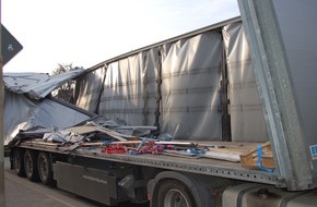 Polizeiinspektion Nienburg / Schaumburg: POL-STH: Lkw bleibt unter Bahnunterführung stecken