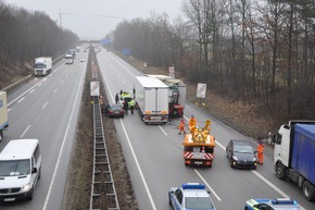 POL-WL: Hittfeld - Unfall behindert Berufsverkehr ++ Garlstorf - Zweiter Unfall behindert Verkehr ++ Buchholz i.d.N. - Dreister Diebstahl ++  Neu Wulmstorf - Einbruch  ++ und weiter Meldungen