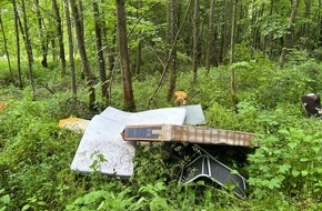 Polizeipräsidium Ulm: POL-UL: (UL) Ulm - Illegal Müll entsorgt / Unbekannte entsorgten in den vergangenen Tagen ihren Unrat in einen Wald bei Ulm-Unterweiler.