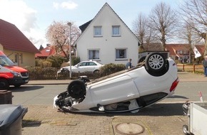 Polizeiinspektion Wilhelmshaven/Friesland: POL-WHV: Schwerer Verkehrsunfall - drei Personen leicht verletzt