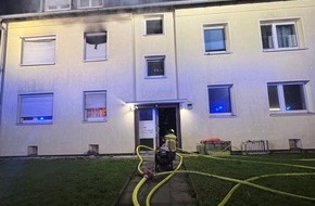 Feuerwehr Gelsenkirchen: FW-GE: Brand in einem Mehrfamilienhaus in Gelsenkirchen-Hassel: Vier Personen nach n&auml;chtlichem Einsatz im Krankenhaus