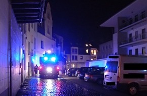 Feuerwehr Plettenberg: FW-PL: OT-Stadtmitte. Brandverdacht in Mehrfamilienwohnhaus ruft Feuerwehr auf den Plan. Alarm in guter Absicht durch Feuerschein eines Ethanolkaminofens