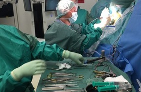 Ottobock SE & Co. KGaA: Exoskelett entlastet Chirurgen im OP