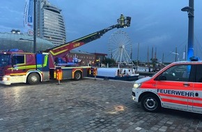 Feuerwehr Bremerhaven: FW Bremerhaven: Frau von zwei Touristen aus Wasser gerettet