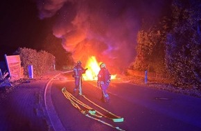 Feuerwehr Velbert: FW-Velbert: Schwerer Verkehrsunfall mit Fahrzeugbrand - eine Person schwer verletzt