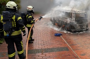 Feuerwehr Stadt Geestland: FW Geestland: Feuerwehr l&ouml;scht brennenden "Bulli" in Debstedt