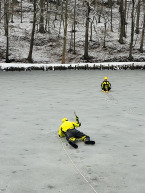 FW Hennef: Feuerwehr Hennef &uuml;bt Menschrettung auf zugefrorenem Teich