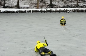 Freiwillige Feuerwehr Hennef: FW Hennef: Feuerwehr Hennef &uuml;bt Menschrettung auf zugefrorenem Teich