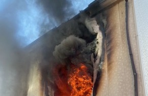 Feuerwehr Mülheim an der Ruhr: FW-MH: Zimmerbrand mit Person - Eine Person über tragbare Leiter gerettet